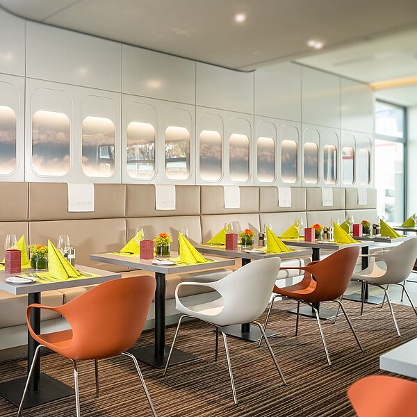 Lokal mit Tischen eines Restaurants im Luftfahrtdesign
