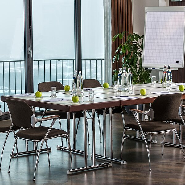 Moderner, heller Tagungsraum mit Boardroom-Bestuhlung und heller Fensterfront mit Ausblick