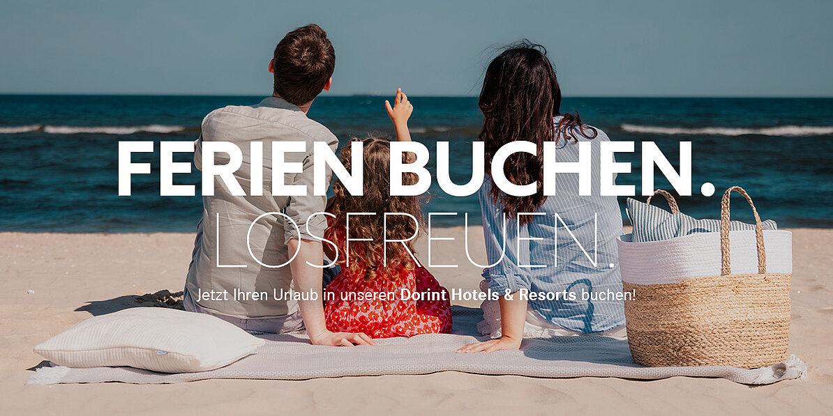 Familie in Rückenansicht am Strand