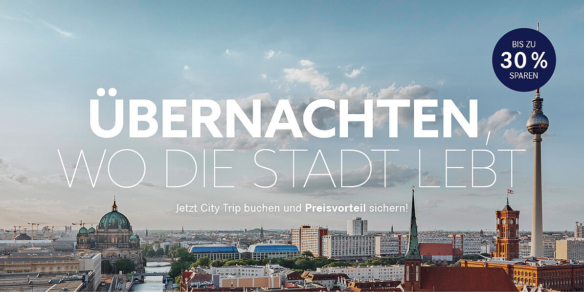 Das Bild ist eine Werbeanzeige für Städtereisen, die einen Panoramablick auf Berlin zeigt, wobei hervorgehoben wird, dass man bis zu 30% sparen kann, wenn man jetzt einen City Trip bucht.