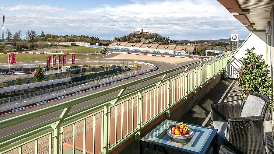 Balkon mit Blick auf die Rennstrecke im Dorint Am Nürburgring Hocheifel