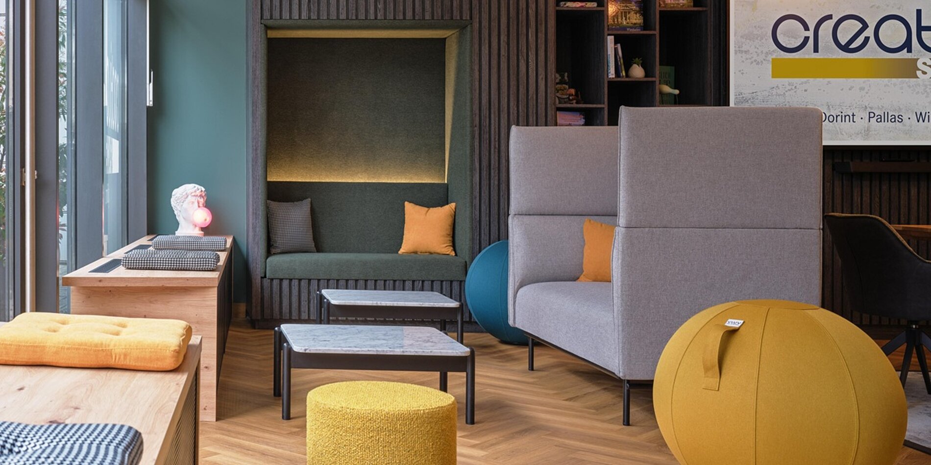 Kreativeraum mit bunten Sitzgelegenheiten und Accessoires