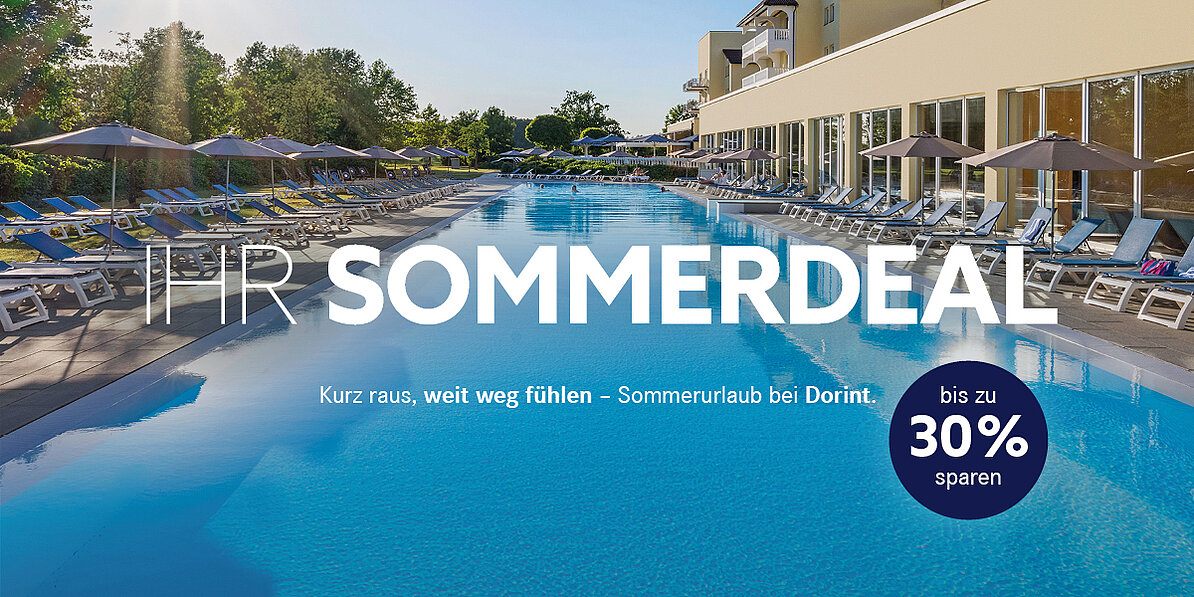 Großer Outdoor-Pool mit Liegen und Sonnenschirmen im Dorint Sommerurlaub – Sommerdeal 2026 mit bis zu 30 % Rabatt