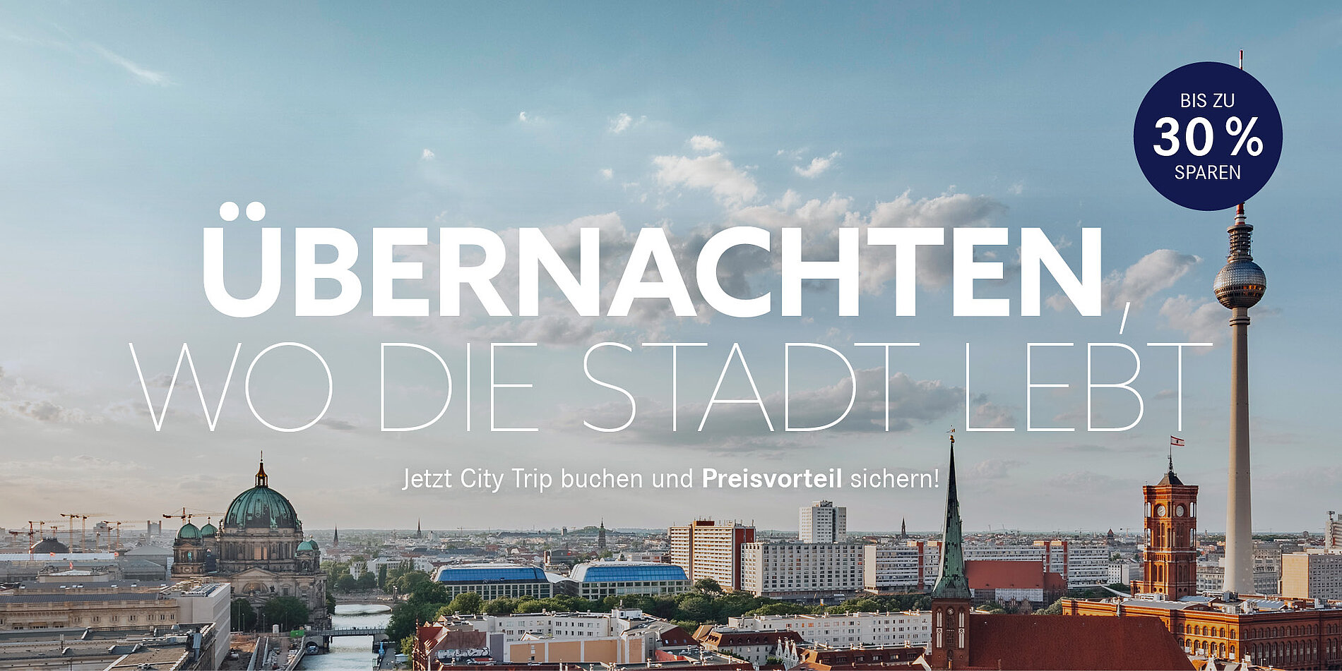 Das Bild ist eine Werbeanzeige für Städtereisen, die einen Panoramablick auf Berlin zeigt, wobei hervorgehoben wird, dass man bis zu 30% sparen kann, wenn man jetzt einen City Trip bucht.