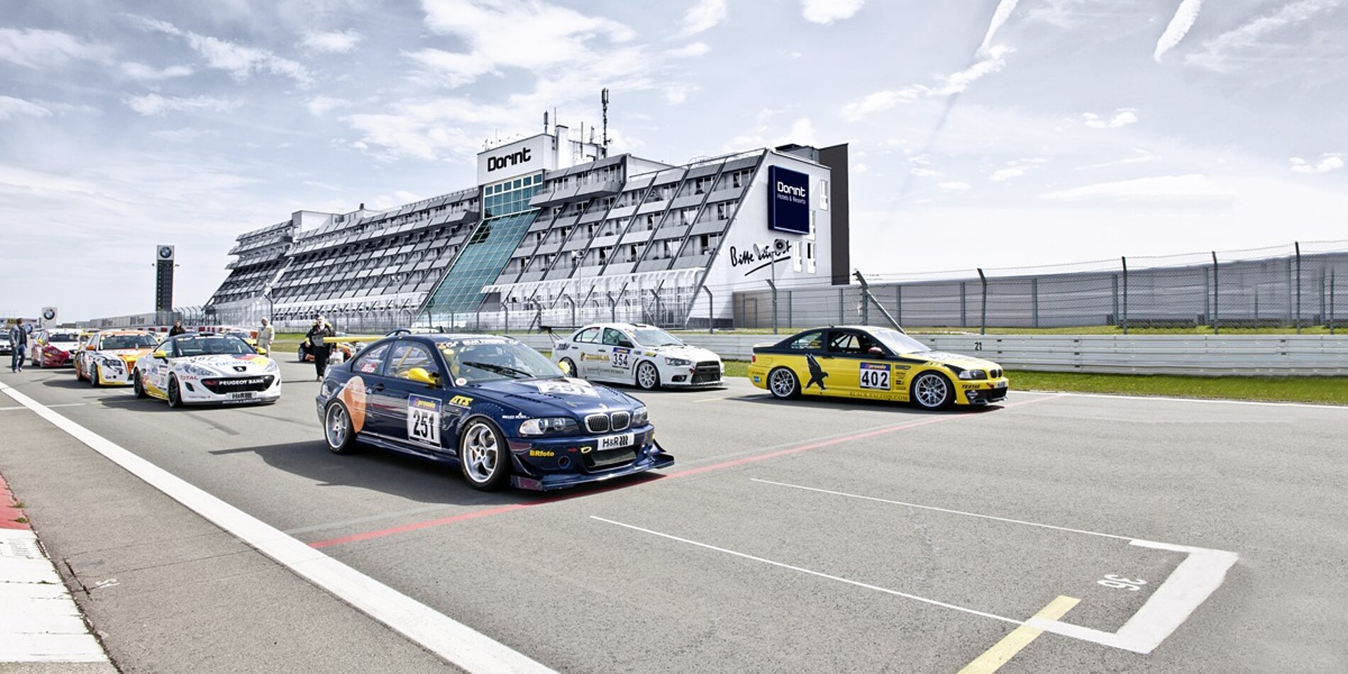Rennwagen vor dem Dorint Am Nürburgring Hocheifel