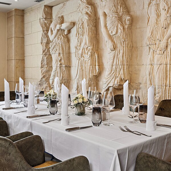 Gedeckter Tisch und Römer-Ornament im Hintergrund