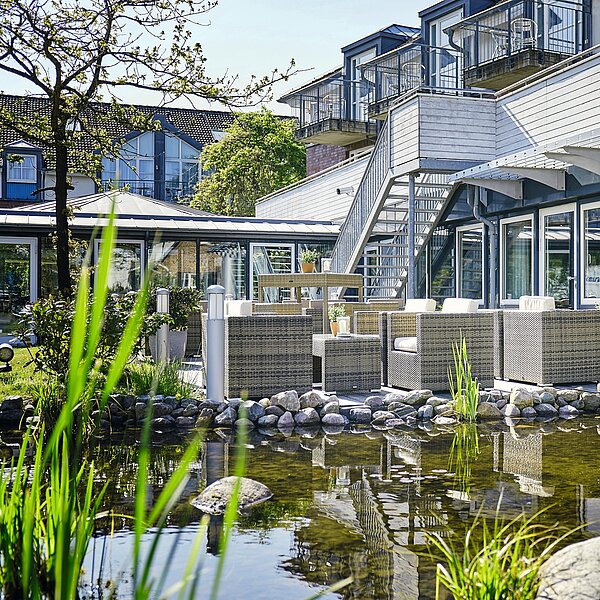 Restaurantterrasse mit Sitzgelegenheiten am Naturteich