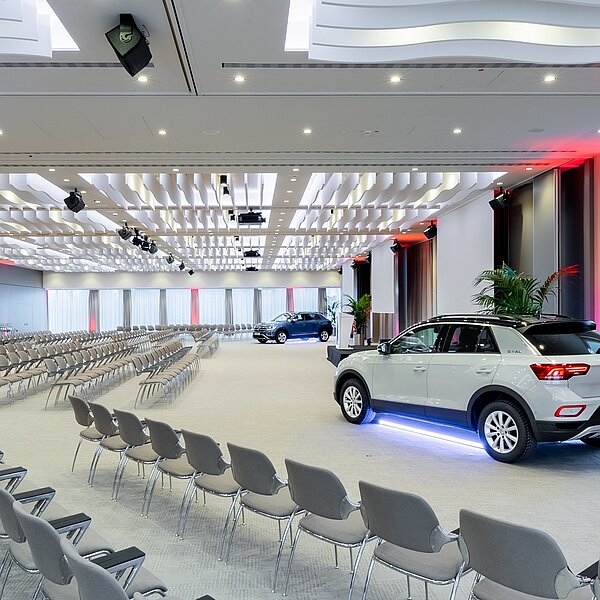 Moderner, heller Eventraum für Autopräsentationen