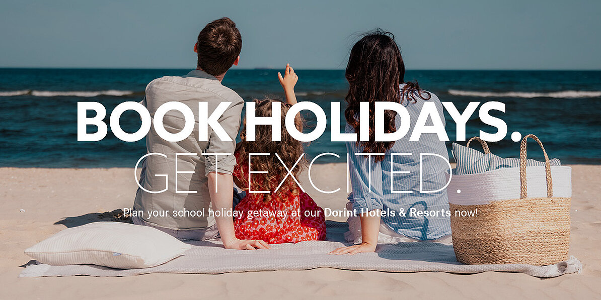 Familie in Rückenansicht am Strand