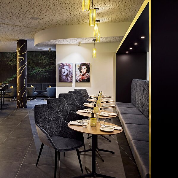 Modernes Bar- und Restaurantsetting mit dunklen Sitzgelegenheiten