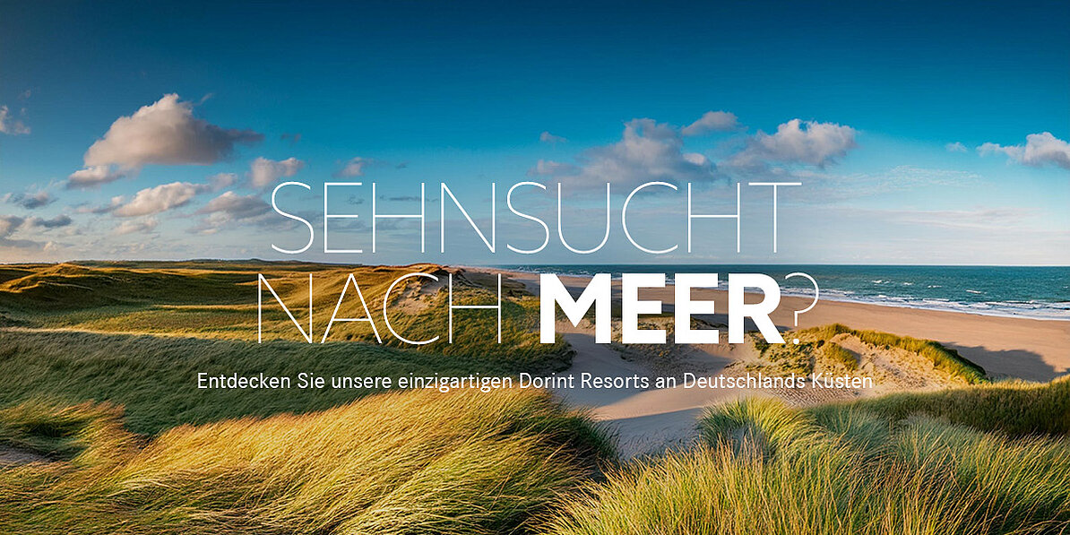 Das Bild zeigt eine Frau, die am Strand entlangläuft, während ein großes, gestreiftes Tuch im Wind weht, und wirbt für Dorint Resorts an Deutschlands Küsten.