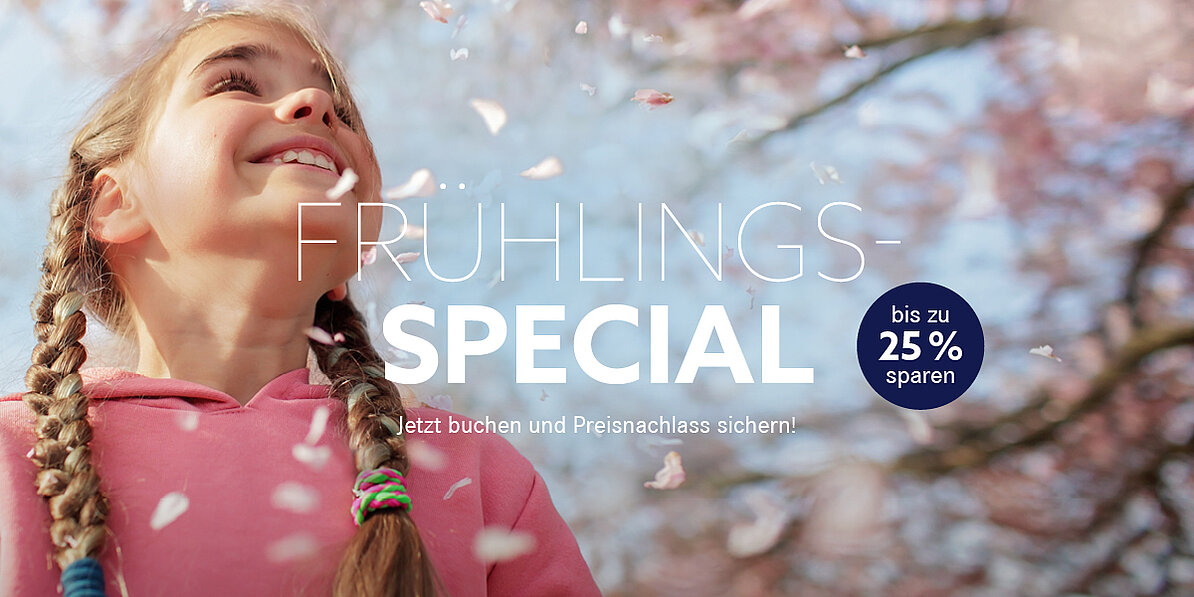 Das Bild zeigt ein fröhliches Mädchen, das inmitten fallender Kirschblüten steht und für ein Frühlings-Special wirbt.