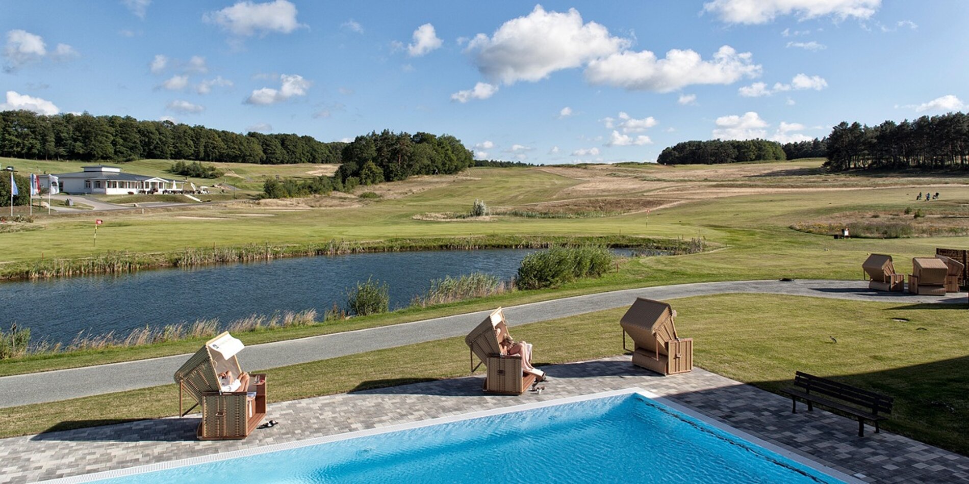 Poolbereich des Dorint Resort Baltic Hills Usedom mit Blick auf den Golfplatz