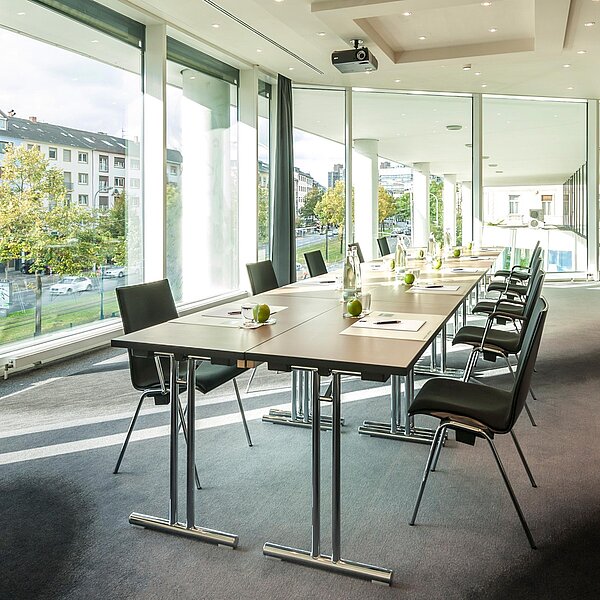 Moderner Meetingraum mit hellen Fensterfronten