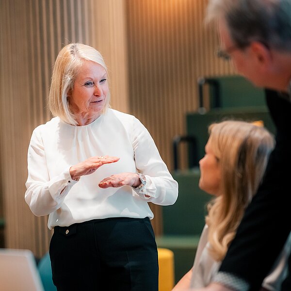 Dorint Pallas Wiesbaden Creative Space Teilnehmer im Gespräch