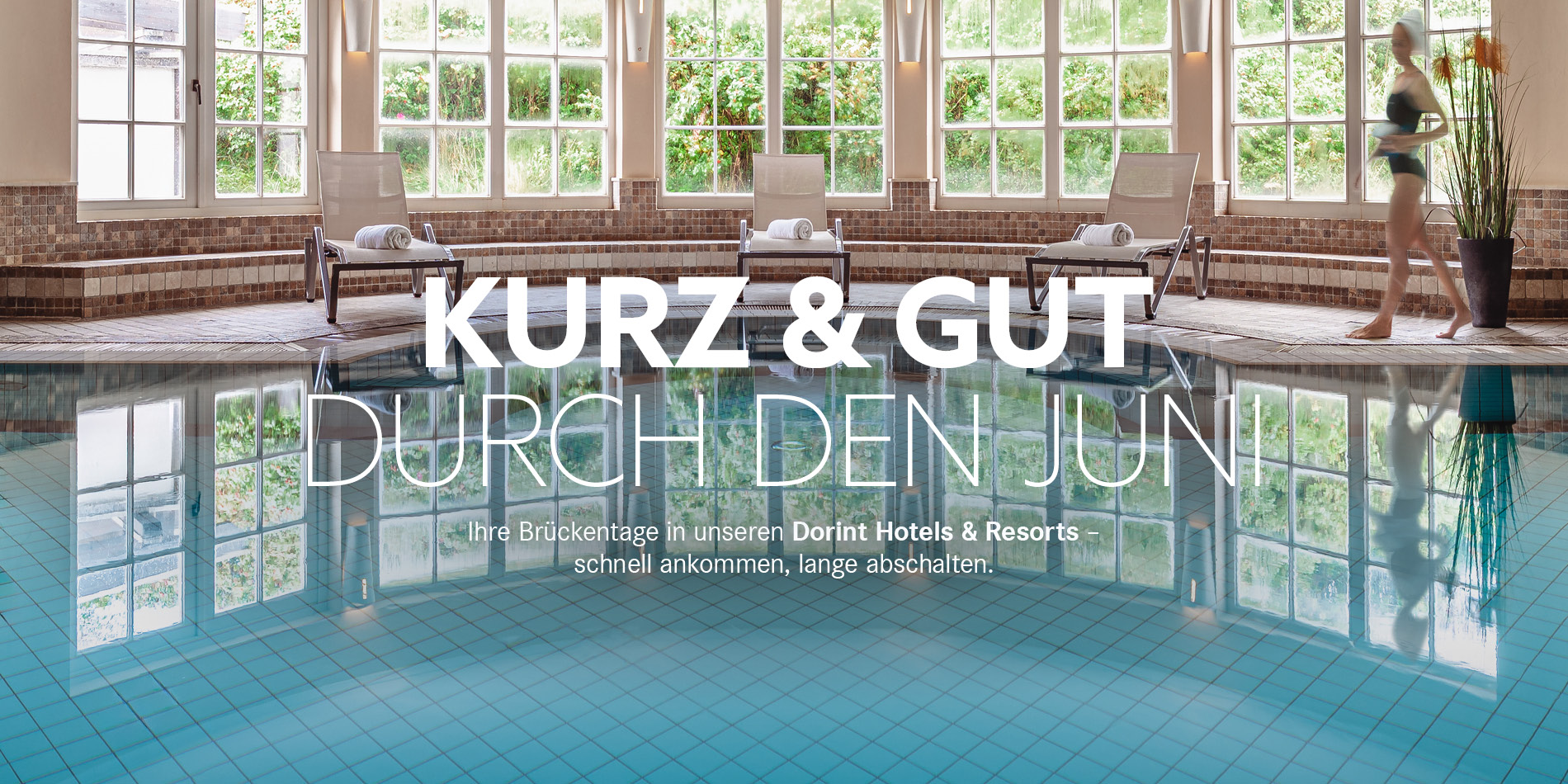 Innenpool eines Dorint Hotels mit großen Fensterfronten, Liegen und Blick ins Grüne – Wellnessbereich für einen entspannten Mini-Urlaub mit Kurz & Gut Angebot inklusive Frühstück und Upgrade