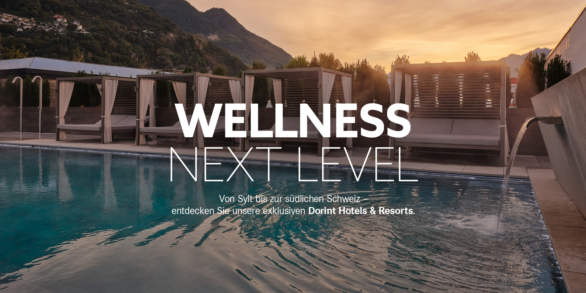 Outdoor‑Infinity‑Pool mit modernen Cabanas in einem Dorint Wellnesshotel bei Sonnenuntergang, mit dem Schriftzug „Wellness Next Level“