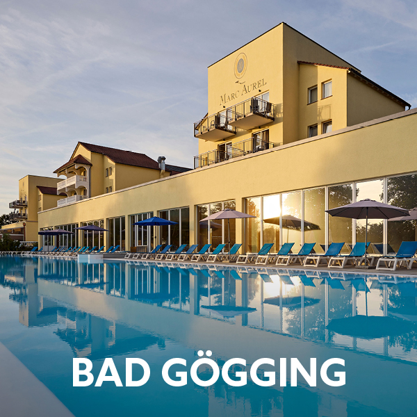 Dorint Marc Aurel Resort Bad Gögging mit großem Außenpool, Liegen und Sonnenschirmen bei Abendlicht – Sommerurlaub und Wellnesshotel in Bayern