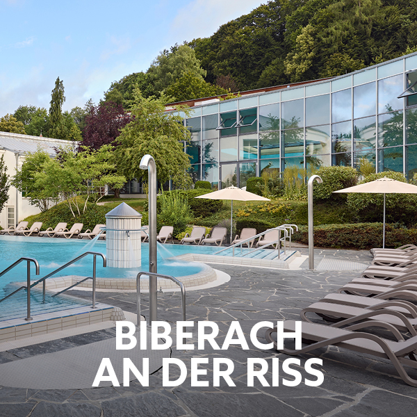 Dorint Parkhotel Jordanbad Biberach mit Außenpool, Liegen und Zugang zur Thermen- und Wasserwelt im Grünen – Familienurlaub und Wellness in Oberschwaben