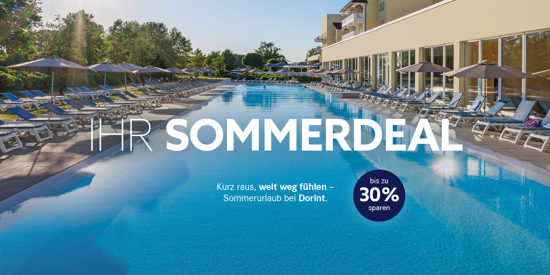 Großer Outdoor-Pool mit Liegen und Sonnenschirmen im Dorint Sommerurlaub – Sommerdeal 2026 mit bis zu 30 % Rabatt