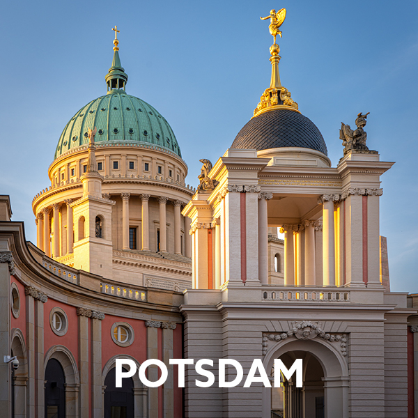Brandenburger Tor Potsdam und St. Nikolaikirche bei Sonnenschein – Sehenswürdigkeiten für Städtereise und Sommerurlaub in Potsdam