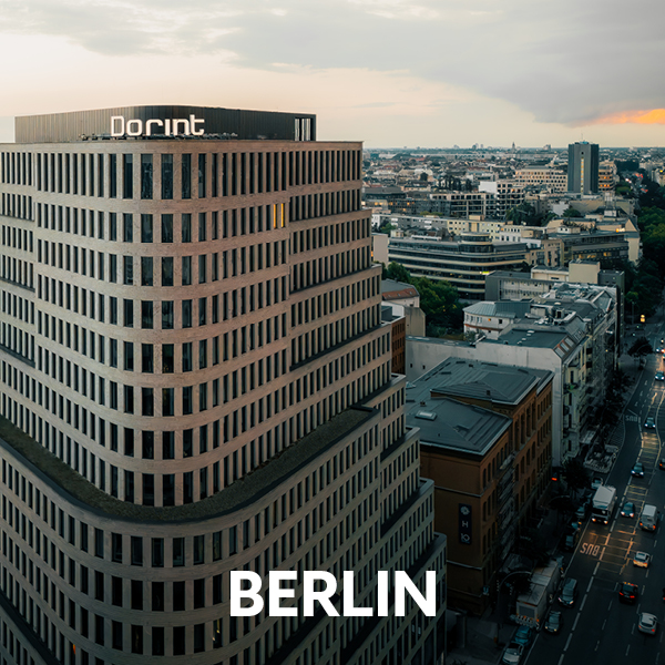 Dorint Hotel in Berlin mit Blick über die Berliner Innenstadt. Text im Bild: „Berlin“.