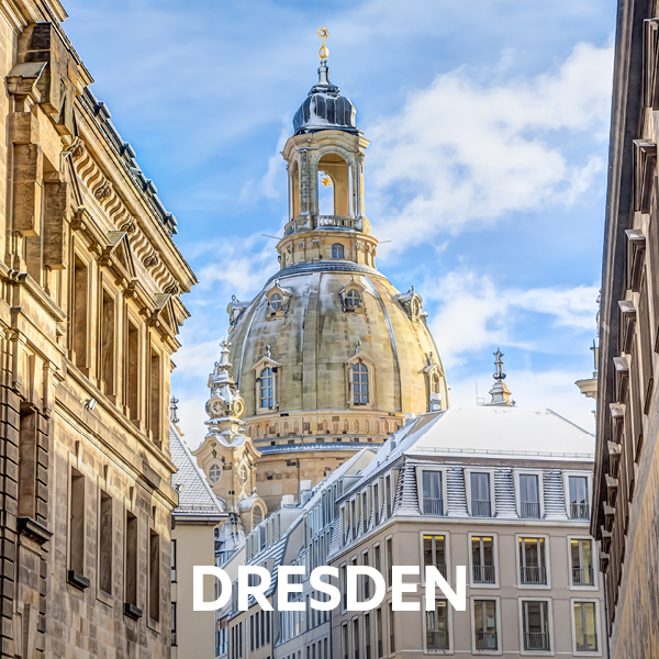 Blick auf die Frauenkirche in der Dresdner Altstadt zwischen historischen Gebäuden. Text im Bild: „Dresden“.