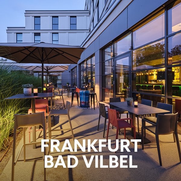 Außenterrasse des Dorint Parkhotels Frankfurt/Bad Vilbel mit Sitzbereichen und Blick in die Hotelbar. Text im Bild: „Frankfurt Bad Vilbel“.