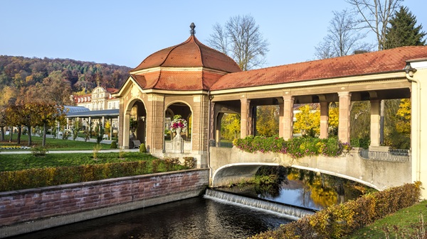 Historische Wandelhalle im Kurpark des Dorint Resort & Spa Bad Brückenau