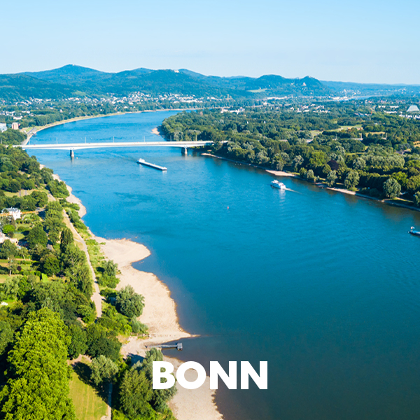 Das Bild zeigt eine Luftaufnahme der Stadt Bonn mit dem Rhein, der durch die Landschaft fließt.