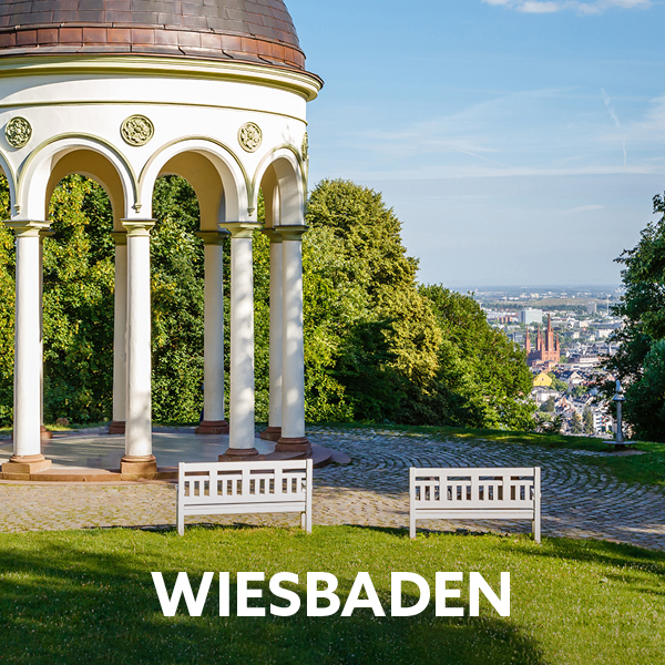 Das Bild zeigt einen Pavillon in Wiesbaden mit Blick auf die Stadt.