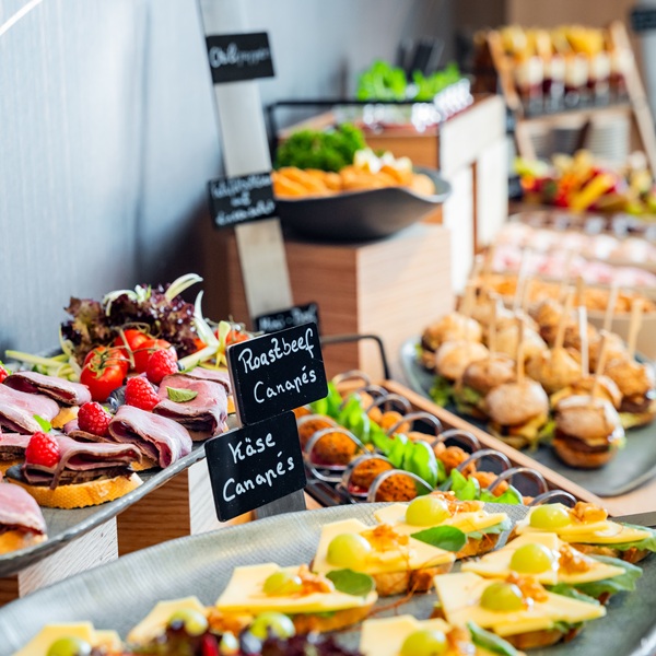 Catering-Buffet mit herzhaften und süßen Canapés im Dorint Am Nürburgring Hocheifel.