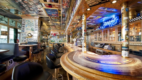 Cockpit Bar im Dorint Am Nürburgring Hocheifel mit motorsportinspiriertem Interieur.
