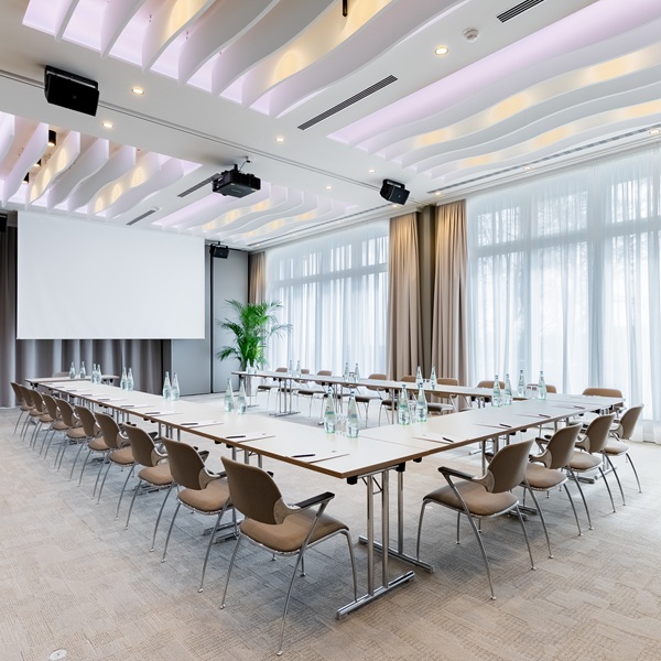 Tagungsraum mit U-Form-Bestuhlung, Tageslicht und moderner Konferenztechnik im Dorint Am Nürburgring Hocheifel