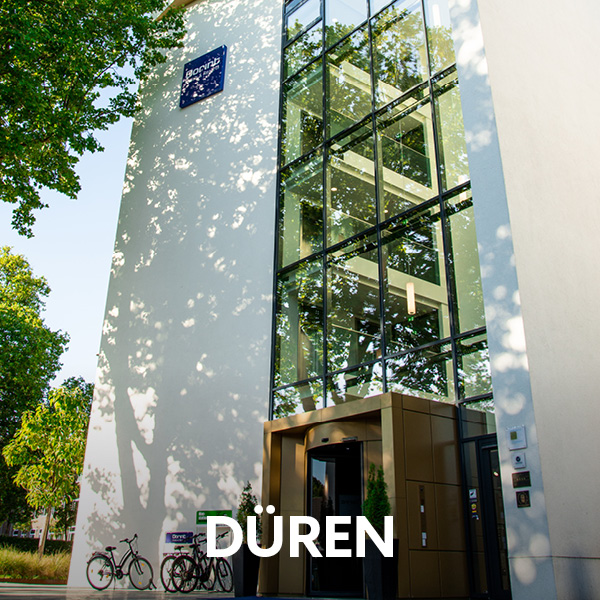 Gläserne Fassade mit Eingangstür des Dorint Hotel Düren 