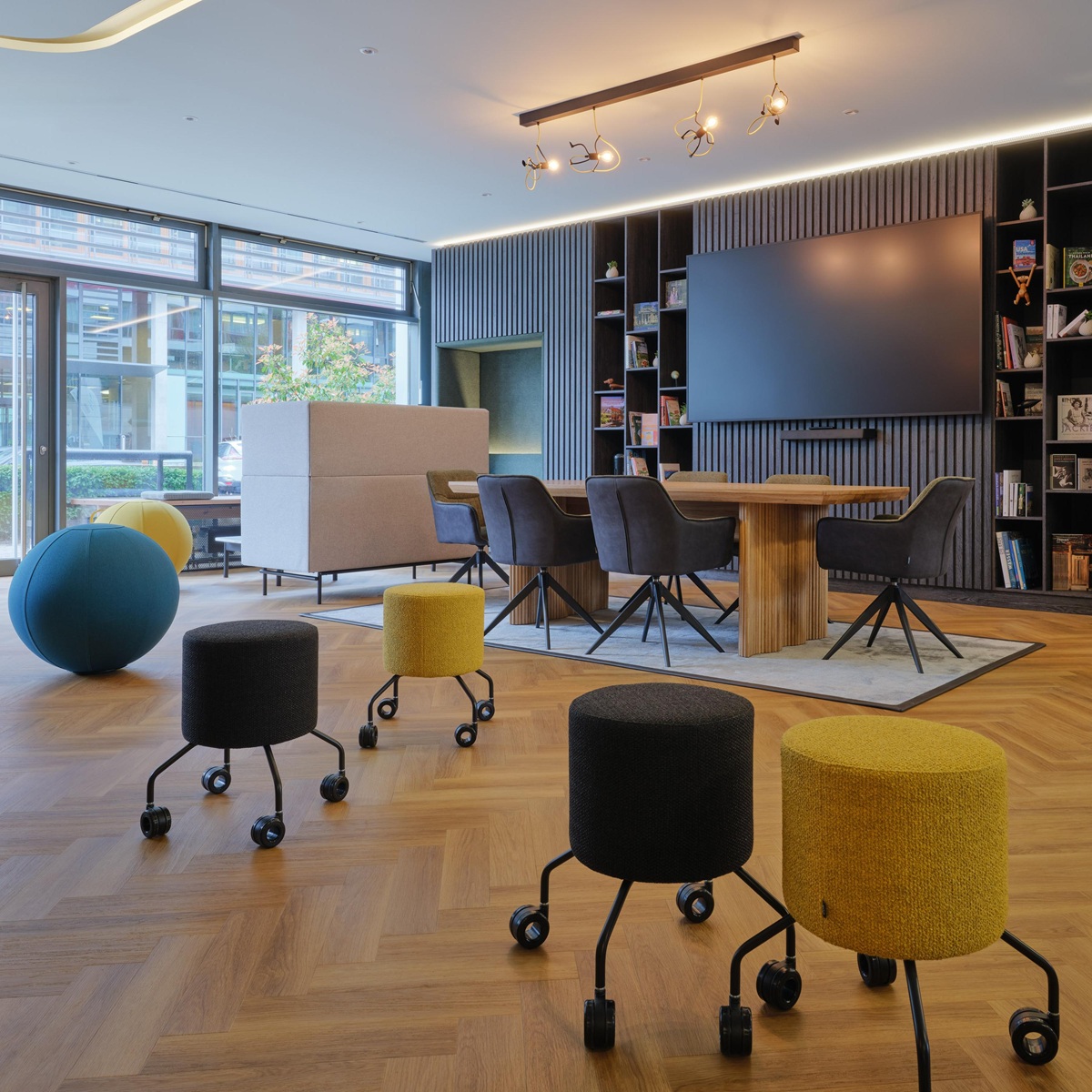 Dorint Hotel Pallas Wiesbaden Creative Space mit Sitzhockern