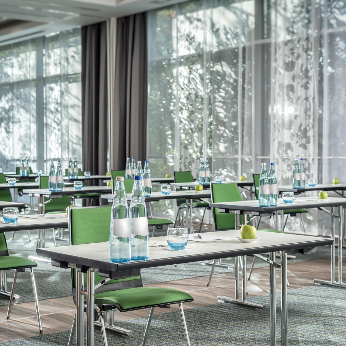 Dorint Kongresshotel Neuss Tagungsraum mit Tischreihen