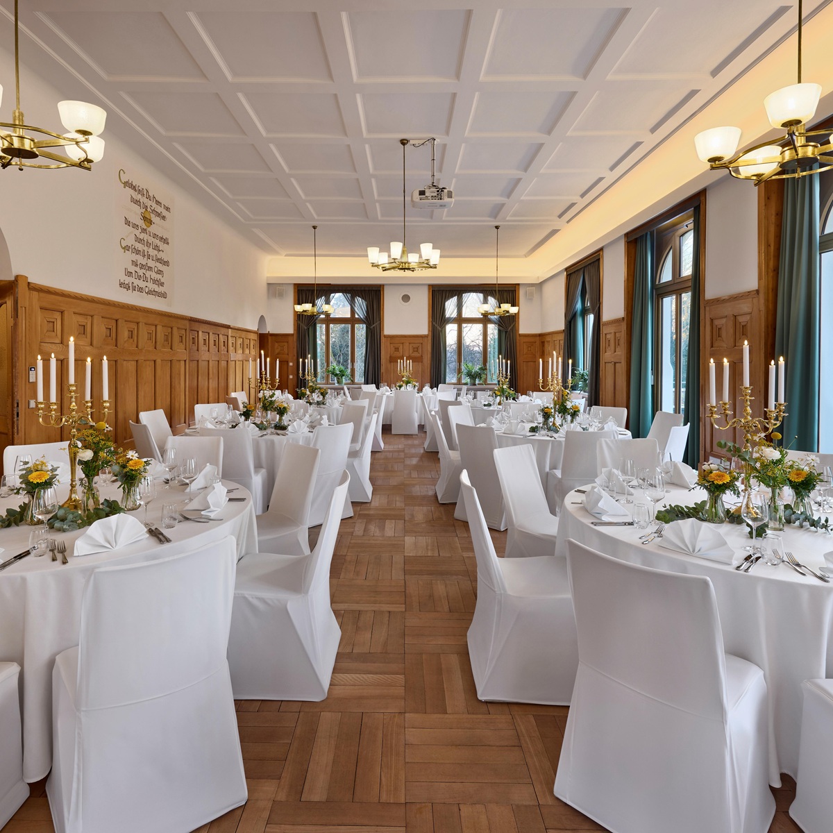 Dorint Parkhotel Jordanbad an der Riß Eventraum Dinner Setting mit eingedeckten Tischen