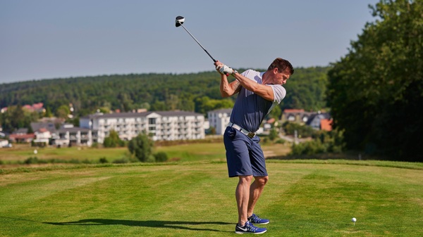 Golfspieler auf dem 18-Loch-Golfplatz des Dorint Resort Baltic Hills Usedom