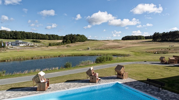 Poolbereich des Dorint Resort Baltic Hills Usedom mit Blick auf den Golfplatz