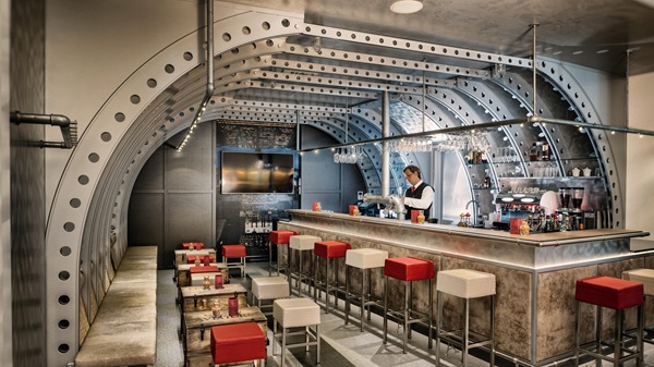 Airport-Bar mit Luftfahrt-Design im Essential by Dorint Stuttgart/Airport