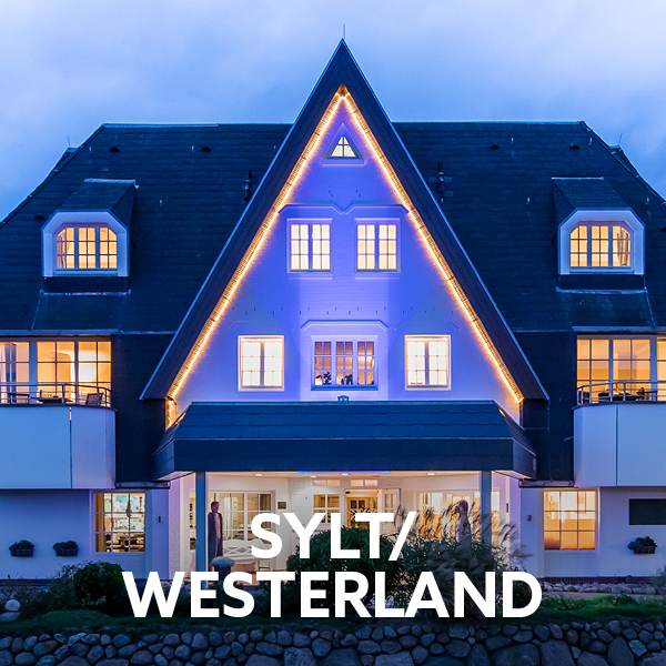Hotel in Sylt-Westerland with evening lighting for a relaxing North Sea holiday on the island of Sylt.