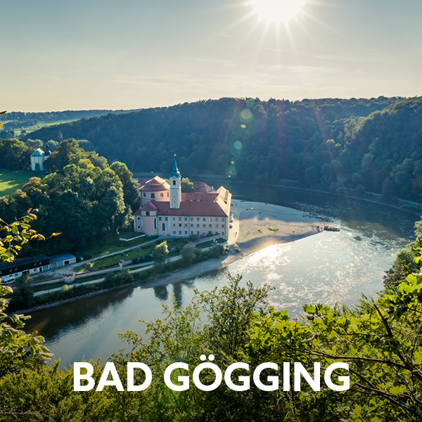 Blick auf das Kloster Weltenburg im Donaudurchbruch bei Bad Gögging in herbstlicher Natur.