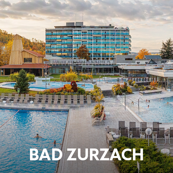 Thermen- und Wellnessanlage in Bad Zurzach mit Außenpools und Dorint Parkhotel im Herbst.
