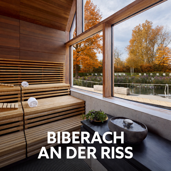 Saunabereich mit Panoramafenster und Blick auf herbstliche Bäume im Dorint Parkhotel Jordanbad Biberach an der Riß.