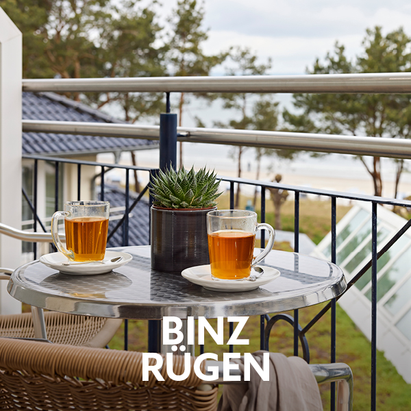 Balkon mit Teetassen und Blick auf die Ostsee am Dorint Strandhotel Binz/Rügen.