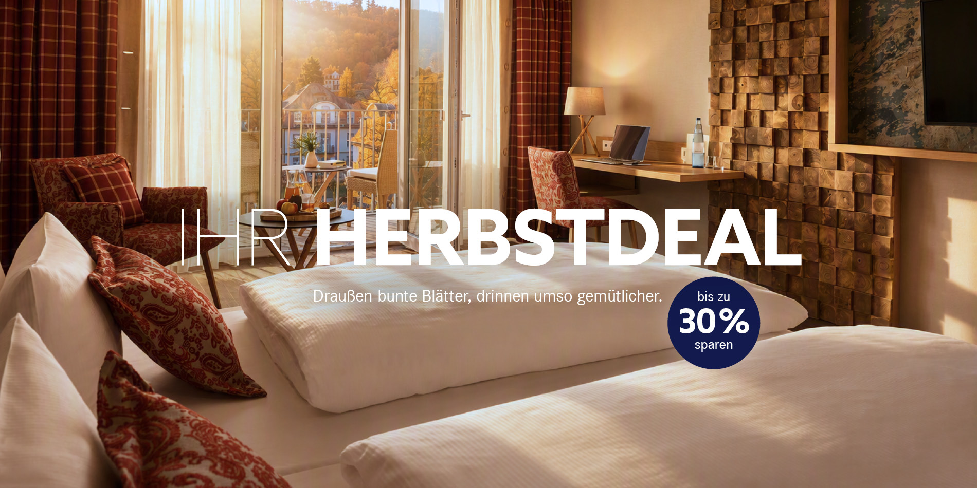 Dorint Herbstdeal: Gemütliches Hotelzimmer mit herbstlichem Ausblick und bis zu 30 % Preisvorteil.