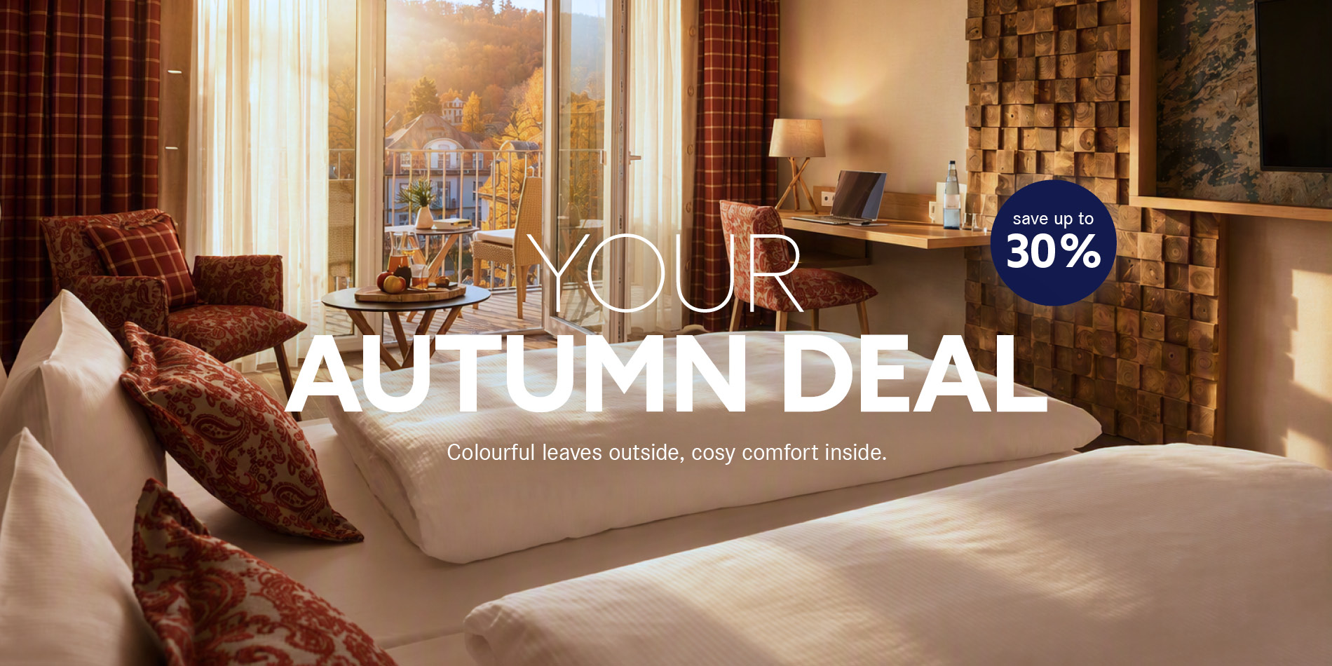 Dorint Herfstdeal: Gezellige hotelkamer met uitzicht op een herfstlandschap en tot 30% voordeel.