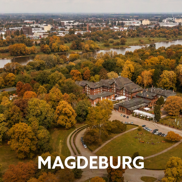 Luftaufnahme des Dorint Herrenkrug Parkhotels Magdeburg im herbstlichen Herrenkrugpark an der Elbe.