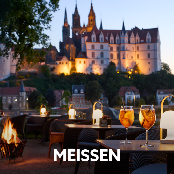 Terrasse des Dorint Parkhotels Meißen mit Blick auf Albrechtsburg, Dom und die Elbe bei Abendstimmung.